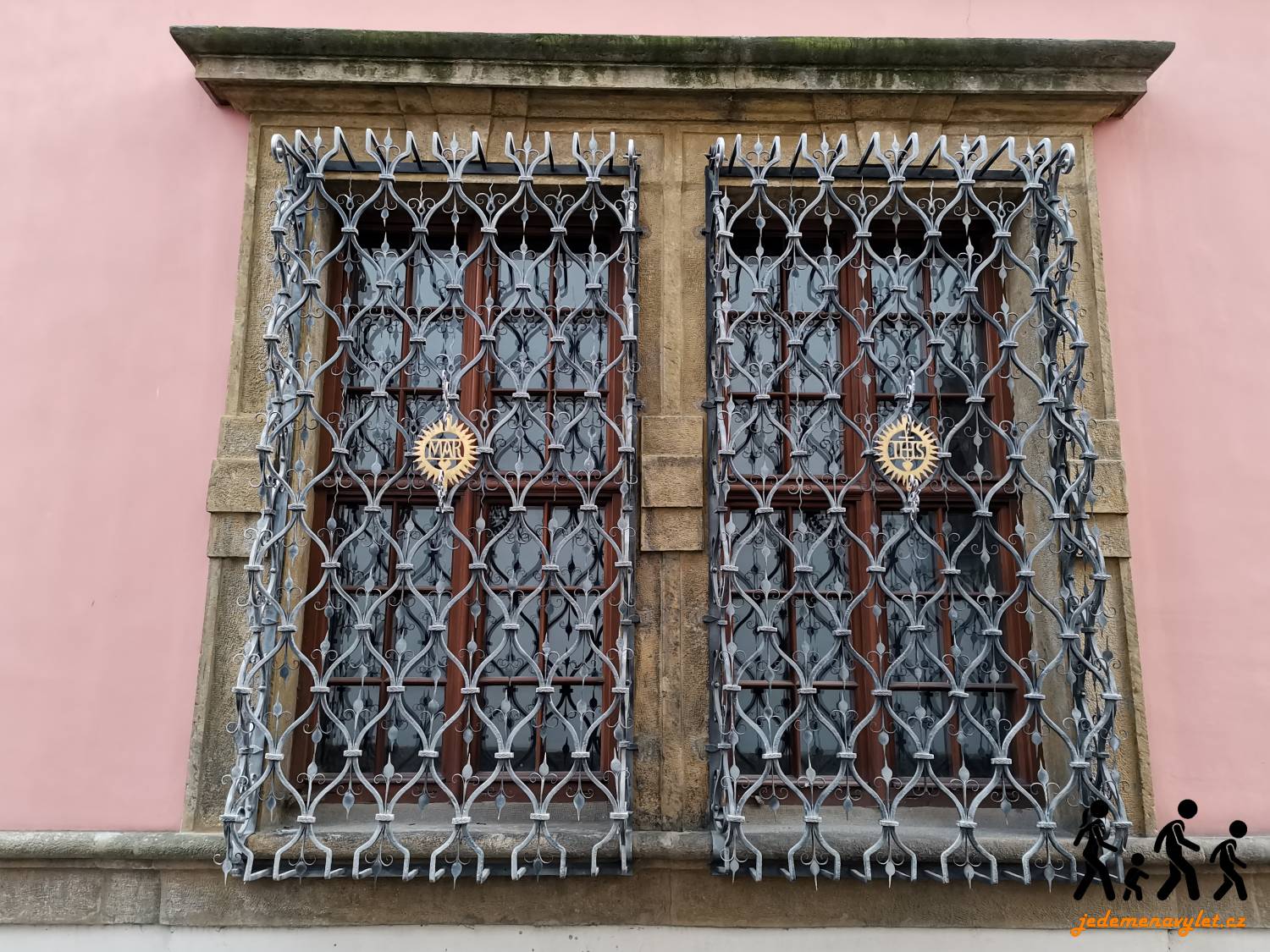 mříž na okně Arcibiskupského paláce