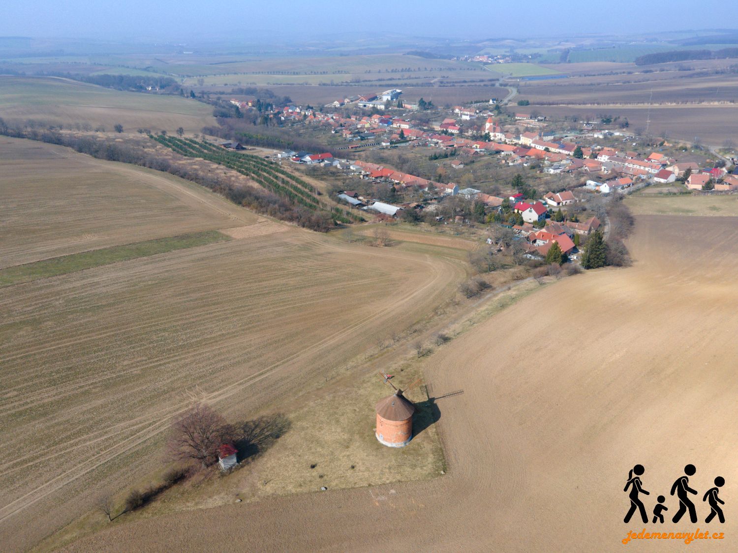 vesnice Chvalkovice z výšky