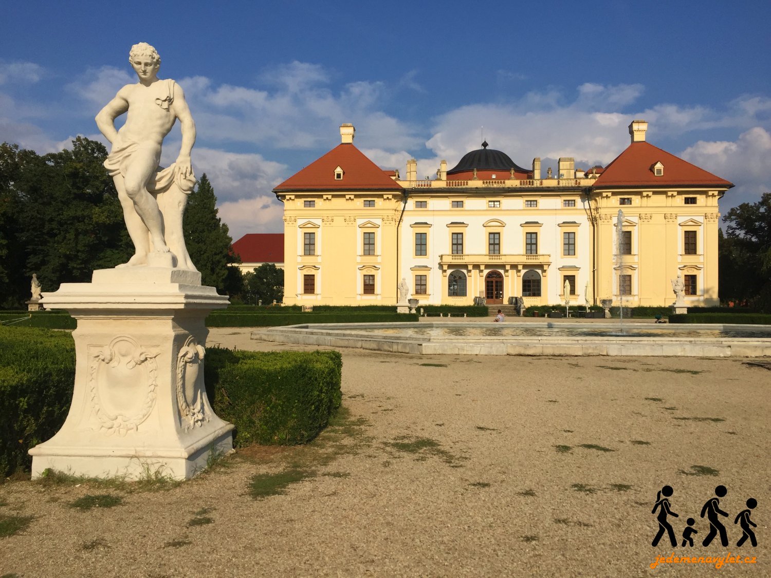 socha v parku a zámek Slavkov