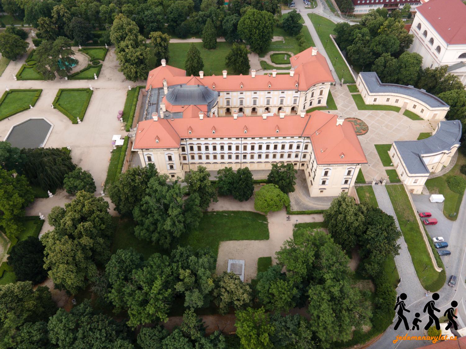 letecký pohled na zámek ve Slavkově