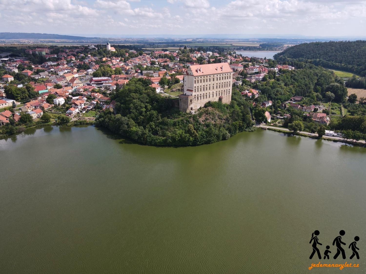 Podhradský rybník a zámek Plumlov