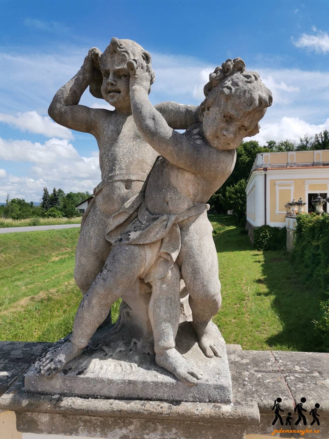 sochy dětí v Miloticích