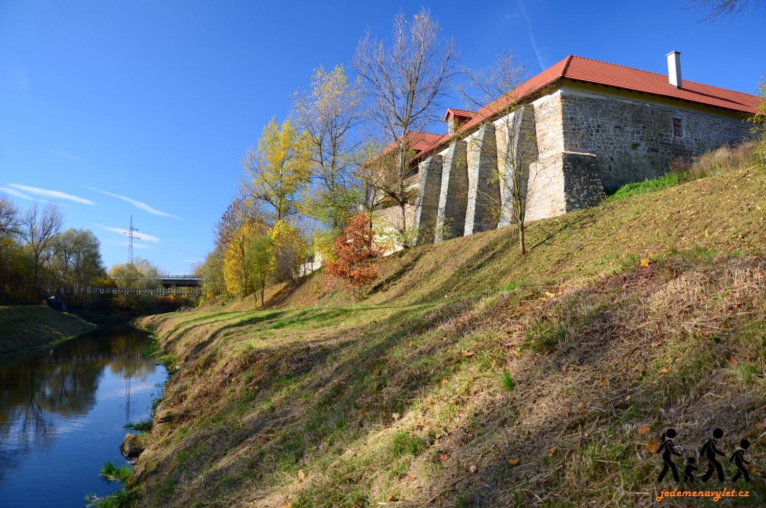 Slezskoostravský hrad a řeka Lučina