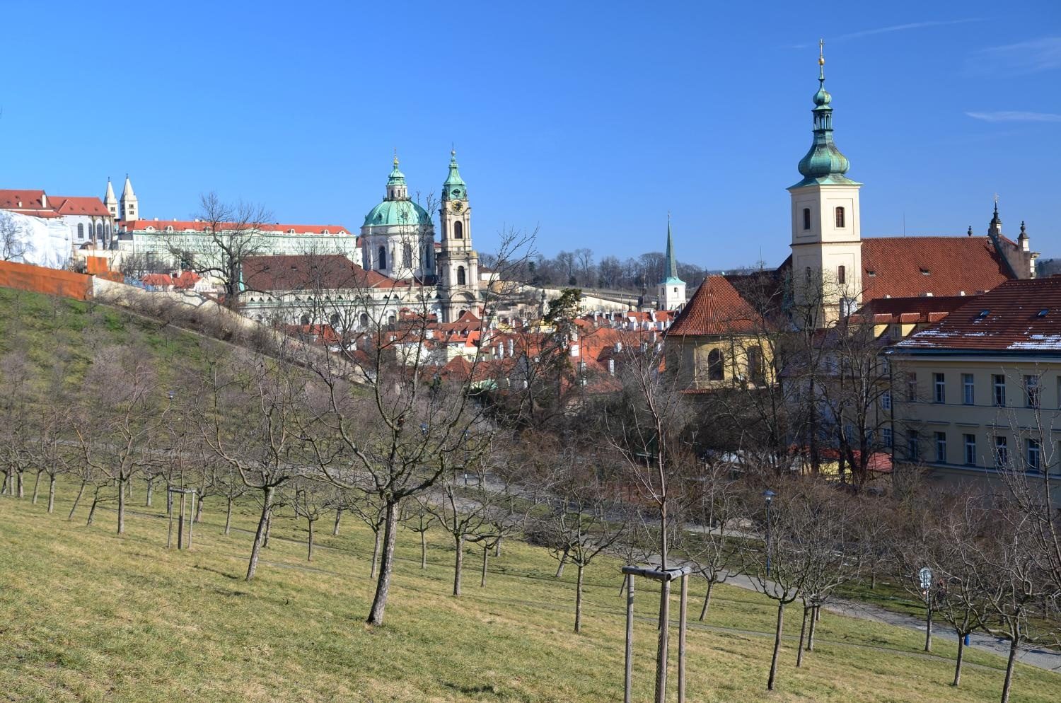 výhled z Petřínských sadů na kostel svatého Mikuláše v Praze