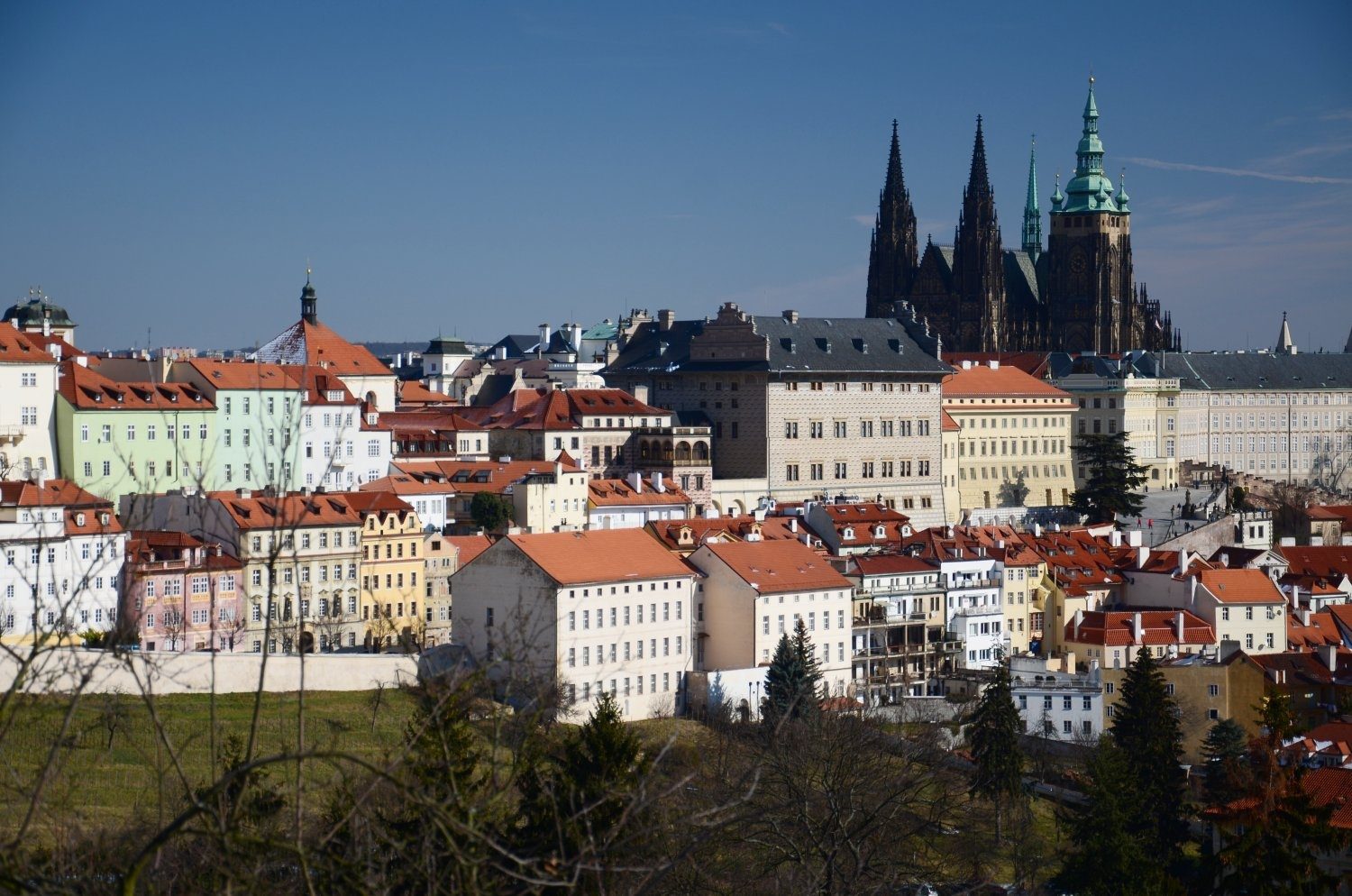výhled od Strahovského kláštera na Pražský hrad