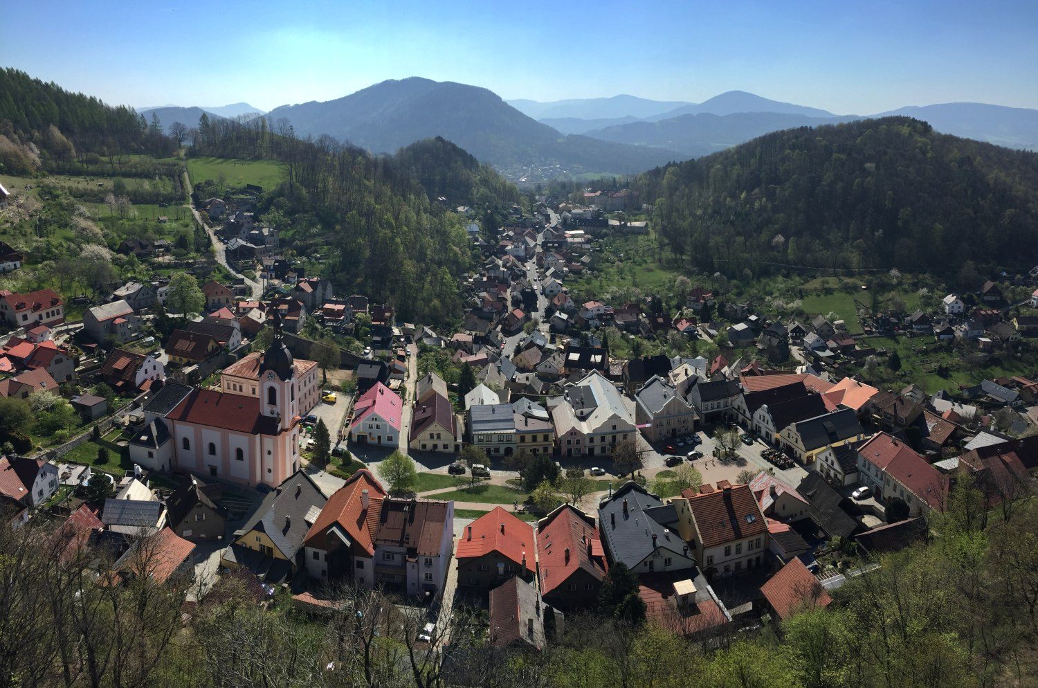 pohled na Štramberk s náměstím z Trůby