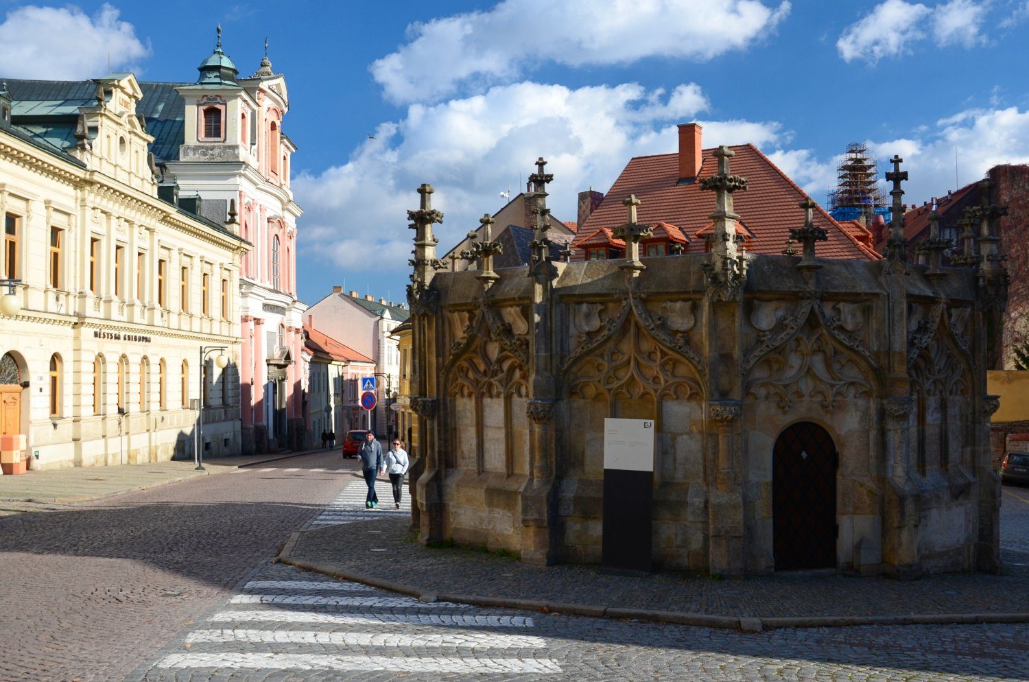 kamenná kašna na Rejskově náměstí v Kutné Hoře