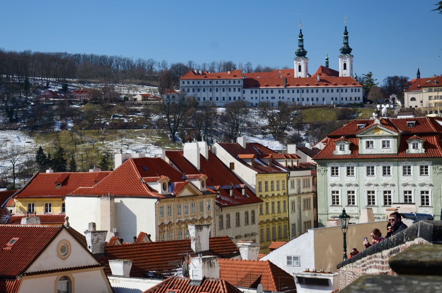 výhled z Hradčanského náměstí na Strahovský klášter