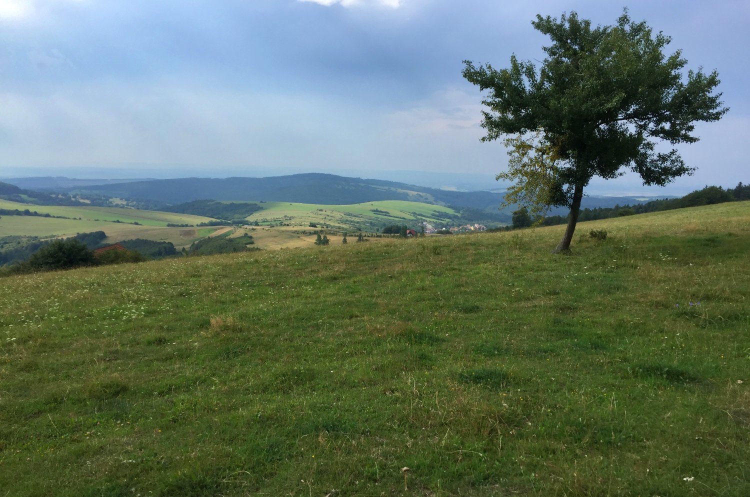 výhled ze Šibenického vrchu v Bílých Karpatech