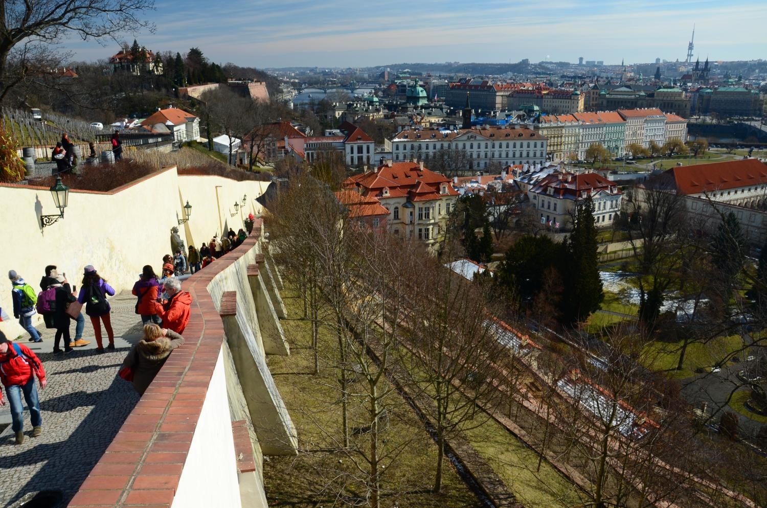 výhled na Prahu od Starých zámeckých schodů